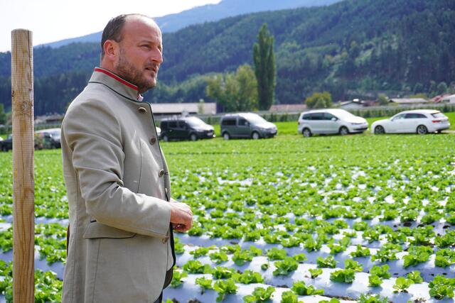 Josef Norz zeigt seine Felder, aber auch die Verarbeitung des Gemüses sowie den Fuhrpark.  | Foto: Alicia Martin Gomez