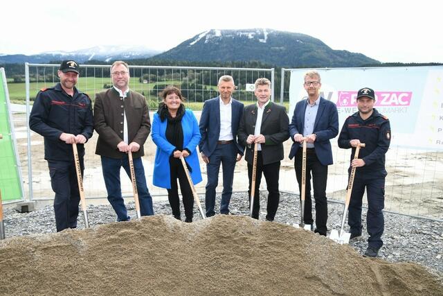 Spatenstichfeier in Mariahof, v.l. OBI Florian Plank, Vizebgm. Kurt Kreinbucher, LTP Manuela Khom, BM Edwin Galler, Bgm. Josef Maier, Vizebgm. Gerhard Hörmann und HBI Marco Wölfl.  | Foto: Anita Galler