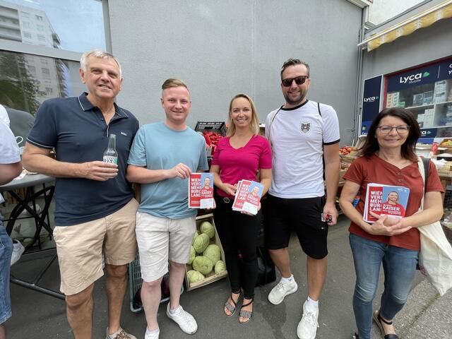 Olivia Kaiser (Mitte) war bereits im August am Wochenmarkt präsent. | Foto: Michael Strini