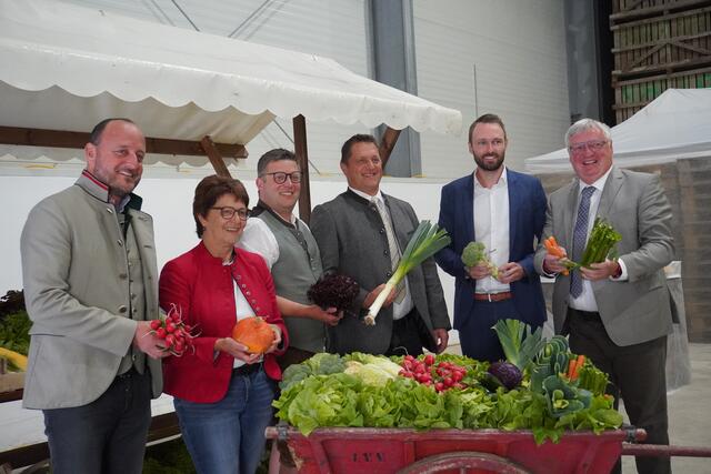 Vertreterinnen und Vertreter der Tiroler Wirtschaftskammer, der Tiroler Landwirtschaftskammer und der Tiroler Gemüsebauern trafen sich in Kematen.  | Foto: Alicia Martin Gomez
