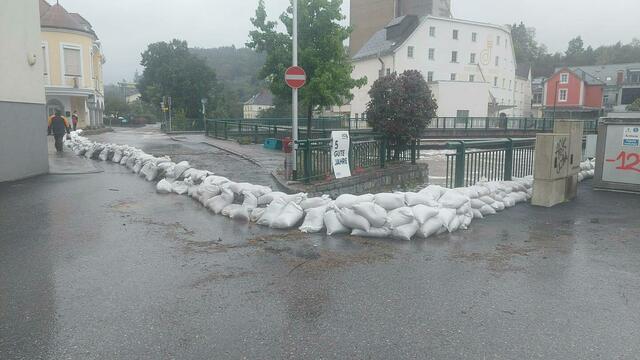 Stadt Perg: Mit zahlreichen Sandsäcken wurden Häuser und Teile des Stadtzentrums vor der Naarn geschützt. | Foto: Stadt Perg