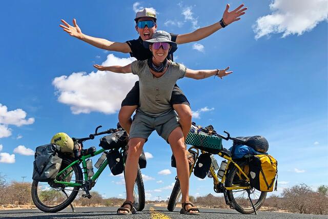 Die zwei Frauen erzählen von ihrer spannenden Radreise.  | Foto: Roaming Pedals