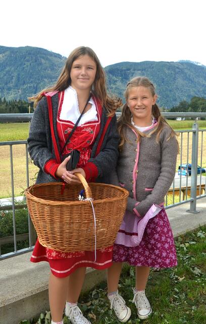Isabel und Annalena verkauften die Anstecksträußl
