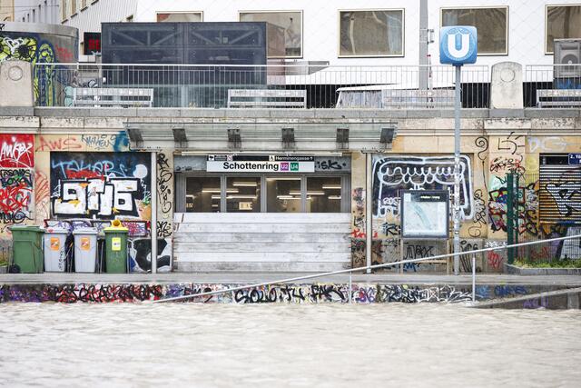 Einige U-Bahn-Stationen sind am Sonntag in Wien gesperrt worden. | Foto: TOBIAS STEINMAURER / APA / picturedesk.com 