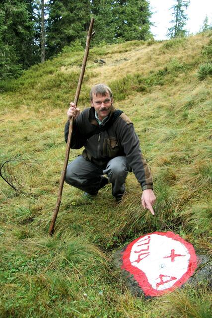 Im Jahr 2006 machte der 2023 verstorbene Waldhüter Roland Wechselberger eine "Hochwaldführung" mit Ortschronisten Ossi Arnold zum Grenzstein. | Foto: Foto: Arnold