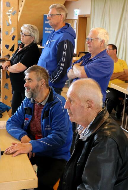 Ehrenobmann Josef Mörth (sitzend in der Trainingsjacke) verfolgte das Turnier | Foto: Langmann