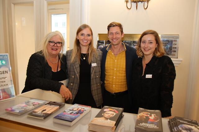 Chefdramaturgin Friederike Bernau, Verena Gmeiner (Referentin Intendant), Tobias Hitzgall (Öffentlichkeitsarbeit), Carolin Gstädtner (Organisationsleiterin Musik und Theater).