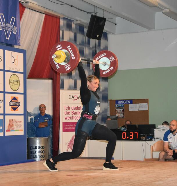 Theresa Steiner (Innviertel II) mit neuen Bestmarken im Reißen von 58 kg, Stoßen mit 76 kg sowie im Zweikampf mit 134 kg.

Foto: Conny Högg