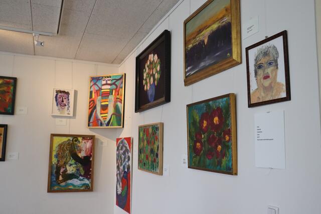 Die Galerie im Pfarrheim Feldkirchen zeigt einen Querschnitt der Bilder von Uli Saljko. Zudem hängen an der Wand berührende Gedichte aus ihrer Feder.  | Foto: Edith Ertl