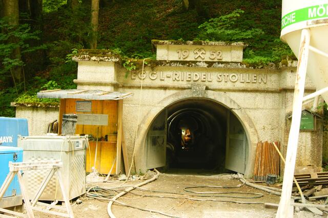 September 2024 erstmals groß im Einsatz. Hier in einer Archivaufnahme aus 2022 ist der Eggl-Riedel Stollen noch im Bau.  Das Entlastungsrohr kann die Wassermassen im Bedarf aufnehmen. Eine Rohrleitung mit dem Durchmesser von 1,80 Metern führt dann den Berg hinab in ein Bremsbecken und in die Salzach. | Foto: Martin Schöndorfer, 2022