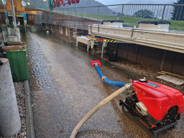 Pumpen in St. Gilgen laufen auf Hochtouren | Foto: FF St. Gilgen