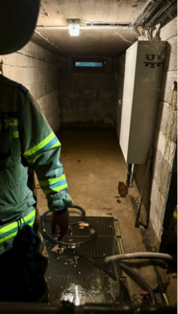 Zahlreiche Keller müssen auch in St. Gilgen ausgepumpt werden. | Foto: FF St. Gilgen