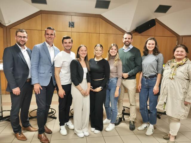 Laura Koren und Laura Hiebler (Bildmitte) mit Stephan Scheifinger, Stefan Hermann, Art Julius Aurel, Anna Binder, Lukas Hosemann, Alisa Vengerova und Bgm. Doris Dirnberger. | Foto: privat