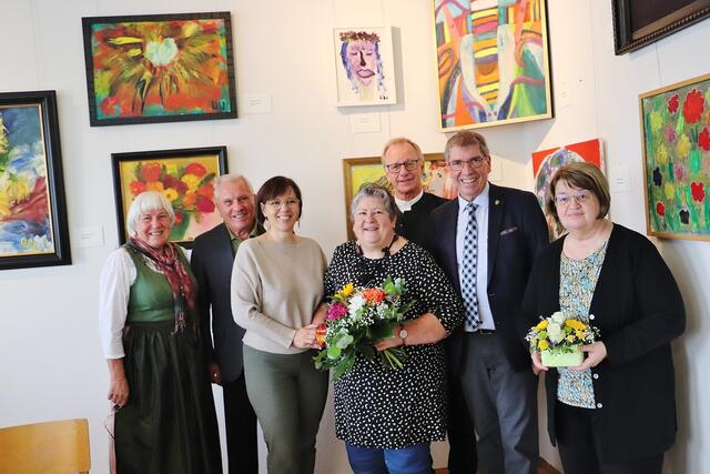 Vinzi-Obfrau Elfi Scwingenschuh, Bgm. a.D. Adolf Pellischek, Vzbgm. Christa Modl, Künstlerin Uli Sajko, Pfarrer Edi Muher, Bgm. Erich Gosch und die Initiatorin der Ausstellung Erika Sammer-Ernszt vom Katholischen Bildungswerk | Foto: Edith Ertl