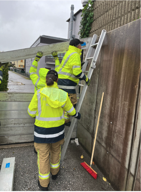 Die Männer und Frauen der FF Hallein im Einsatz. | Foto: Freiwillige Feuerwehr Hallein