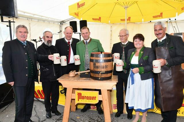 Bieranstich mit den Spitzen der Gemeinde, Ehrengäste und Vertreter der Brauerei Anton Petzl | Foto: Anita Galler