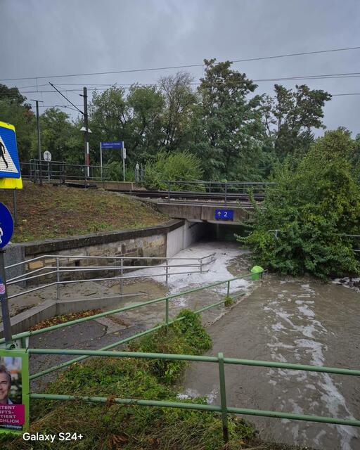 Neben einigen umgestürzten Bäumen, Sturmschäden, Hangabgängen und Hausevakuierungen ist die FF Höflein auch mit Auspumparbeiten in Kellern beschäftigt. Die FF Höflein würde sich über Essensspenden freuen und bitte, diese einfach im Feuerwehrhaus abzugeben.  | Foto: FF Höflein