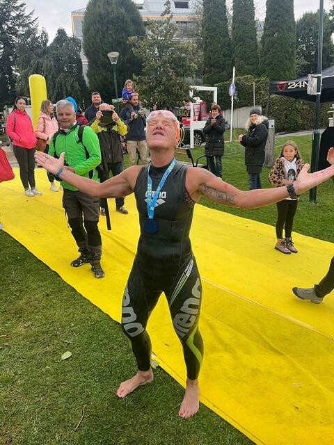 Triathletin und Extremschwimmerin Claudia Müller aus Stallhof bei Stainz, hier nach der Umrundung des Wörthersees.  | Foto: Müller