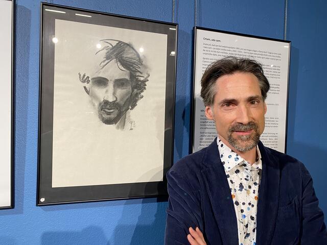 Der Arzt und Künstler vor einem Selbstportrait