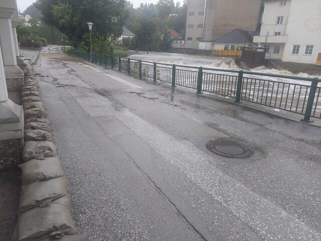 Stadt Perg: Mit zahlreichen Sandsäcken wurden Häuser und Teile des Stadtzentrums vor der Naarn geschützt. | Foto: Stadt Perg