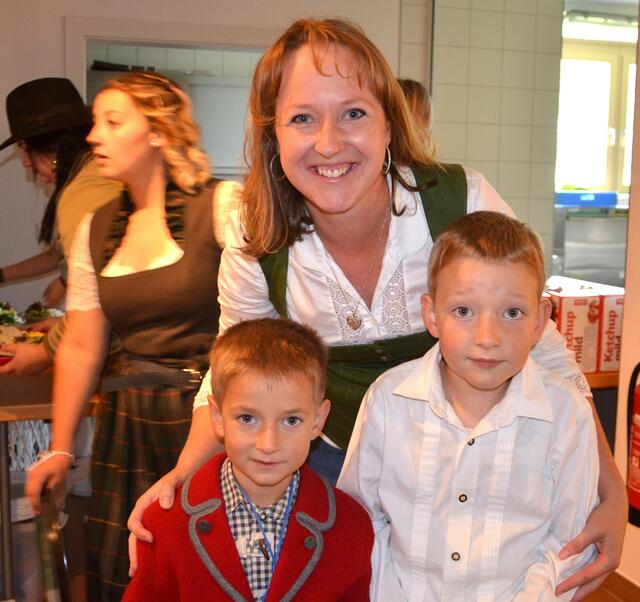 Manuela Mettnitzer mit ihren Söhnen Tobias und Jonathan