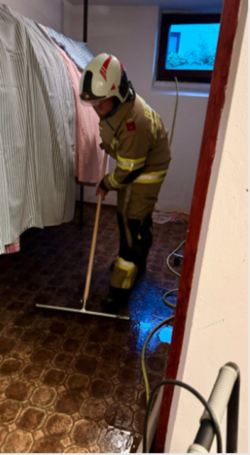 Aufräumungsarbeiten in privaten Kellerabteilen. | Foto: FF St. Gilgen