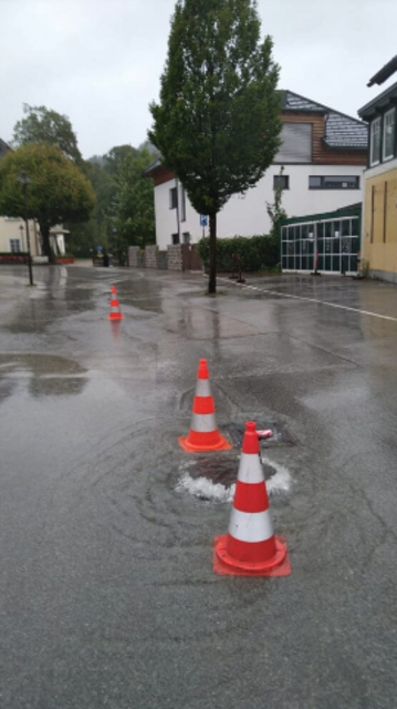 Wasser aus den Kanälen: "Bitte achten Sie besonders bei tiefergelegenen Straßen auf die Kanaldeckel", warnt die FF St. Gilgen. | Foto: FF St. Gilgen