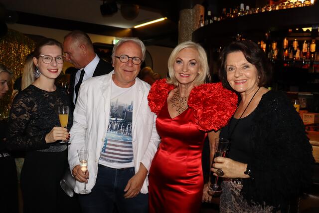 Party beim Lorber (v. l.): Nadine Schleifer, Harald Almer, RIki Vogl und Monika Gruber | Foto: Lederer