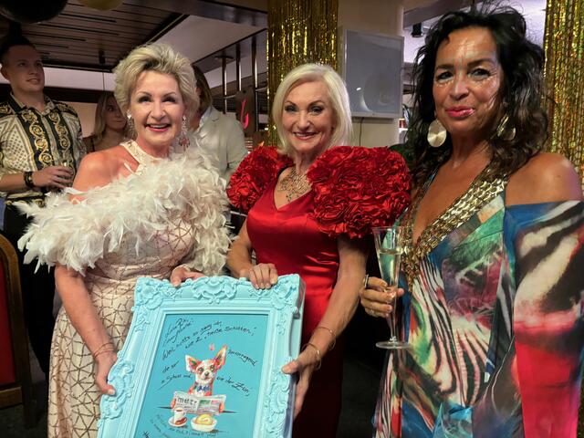 Geschenke für Riki Vogl, hier mit Karin Pinteritsch und Monika Barwig | Foto: Almer