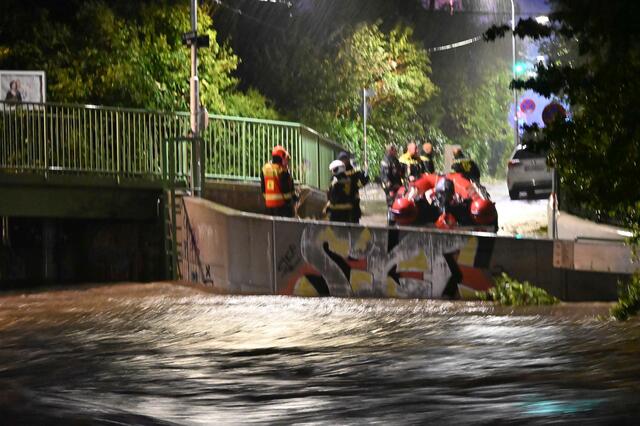 Die Wiener Berufsfeuerwehr hatte in den vergangenen Stunden mehr als 1.100 Einsätze verzeichnet, heißt es in einer Aussendung in der Früh. Die Hälfte waren auf den Niederschlag und die andere Hälfte auf den Wind zurückzuführen.  | Foto: Berufsfeuerwehr Wien