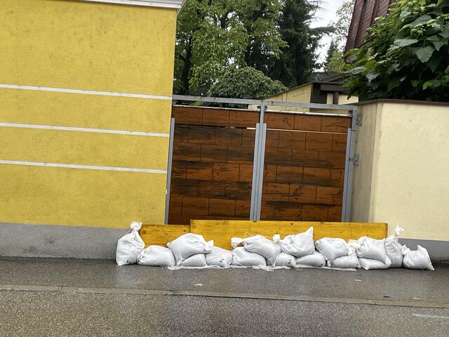 In der Herrenstraße schützen sich Anrainer mit Sandsäcken.  | Foto: Ulrike Plank