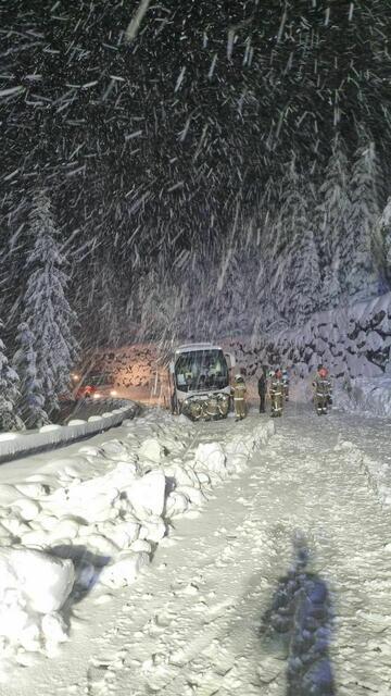 Am Filzensattel blieb ein Reisebus mit 35 Passagieren hängen und musste geborgen werden. | Foto: Feuerwehr Dienten/Maria Alm
