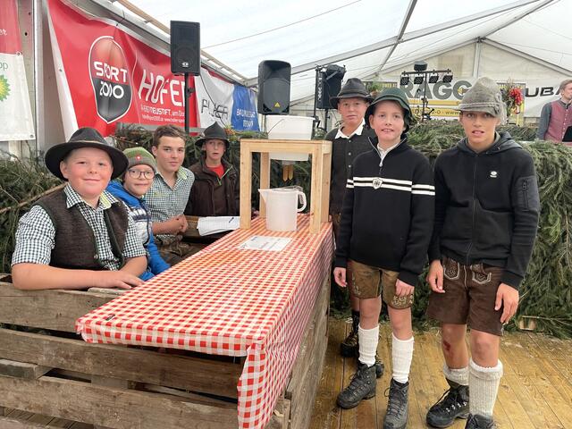 Alle wollen sich beim Wettmelken messen. Es gab tolle Preise zu gewinnen.  | Foto: Mair