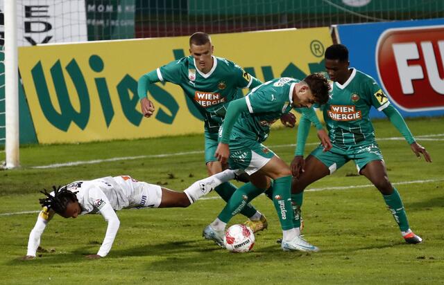 Thierno Ballo von WAC gegen Dennis Kaygin von Rapid beim 1:1 in Wolfsberg. | Foto: GERT EGGENBERGER / APA / picturedesk.com