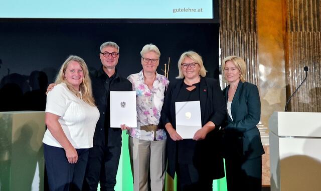 Mit ihrem Projekt und drei Lehransätzen „AI in Education“ konnten sich die beiden Expert:innen unter 40 Einreichungen durchsetzen und kamen unter die Top drei. Im Bild: v.l.n.r. Institutsleiterin Ingrid Hotarek (PH Tirol), Preisträger Patrick Pallhuber, eine Vertreterin des BMBWF, Preisträgerin Gerlinde Schwabl und PH Tirol-Rektorin Regine Mathies. | Foto: PH Tirol