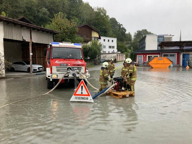 Ein Parkplatz in Bischofshofen muss abgepumpt werden, um das Eindringen des Wassers in die angrenzenden Geschäftslokale zu verhindern.  | Foto: Freiwillige Feuerwehr Bad Hofgastein