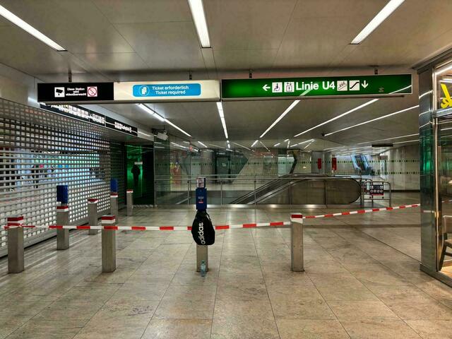 Die gesperrte U4 beim Karlsplatz. | Foto: Marlene Graupner/MeinBezirk