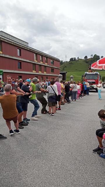 Zahlreiche Hände packten mit an um das Löschfahrzeug zu ziehen. | Foto: Anita Empl