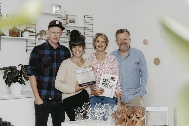 Erfolgreich mit "Nachhaltiger Werbung": (v.l.) Christian Hirzberger und Martina Raminger von der Agentur Raminger &amp; Hirzberger; Anneliese Raith (Marketingleiterin) von der Wirtschaft Passail; Andreas Reisinger, Obmann der Wirtschaft Passail. | Foto: Michaela Begsteiger