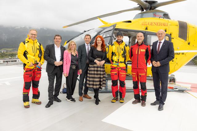 Besichtigung des neuen Hubschrauberlandeplatzes mit LH Anton Mattle, LR Cornelia Hagele, BKH-Verbandsobmann Paul Sieberer, LA Kathrin Brugger, LA Peter Seiwald und dem Team des Rettungshubschraubers C4 (v. li.). | Foto: BKH/Egger