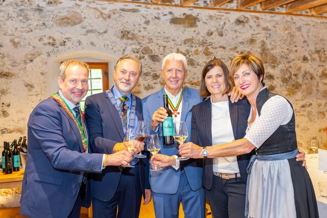 Die Weinritter Norbert Schellander und Anton Nowak, Alfred und Andrea Riedl (Weingut Taggenbrunn) und Rita Schellander (Tischlerei Schellander). | Foto: DerHandler KG