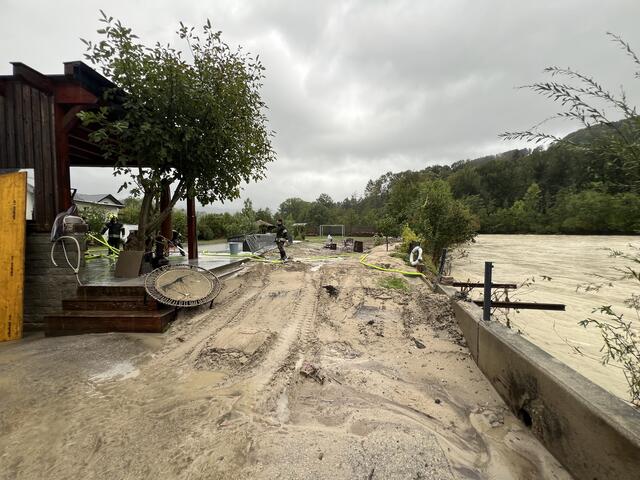 154 Einsatzkräfte sind im Bezirk Scheibbs pausenlos unterwegs, um die Hochwassermassen einzudämmen. | Foto: Bezirksfeuerwehrkommando Scheibbs