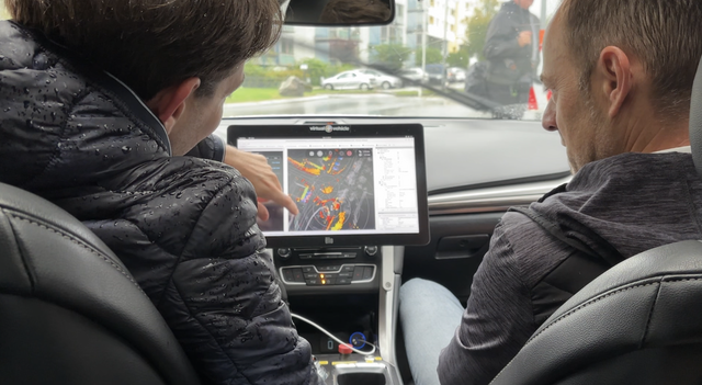 Sicherheitsfahrer Markus Schratter erklärte während der Fahrt wie das automatisierte System funktioniert. | Foto: Nimpf