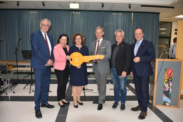 Bei der feierlichen Eröffnung wurde symbolisch ein Schlüssel an Sabina Söllinger, Direktorin des BG/BRG Weiz übergeben. | Foto: MeinBezirk/Helmut Riedl