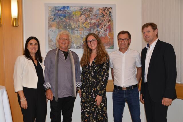 Die drei Künstler der Abends Rene Radostics, Lisa Seidl und Stefan Blagusz, mit Bürgermeister Johann Heisz und Kulturstadträtin und Organisatorin der Pullenale Eva Maria Kneisz. | Foto: Rosenberger