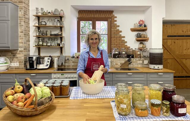 Seminarbäuerin Wilbirg Benischek weiß, mit welchen Techniken man die Vorratskammer füllen kann. | Foto: Theresa Benischek