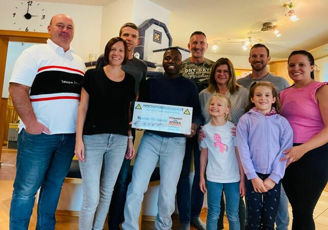 Mit großer Freude konnte man mithilfe der freien Spenden und Sponsoren eine stolze Summe von 3.000 Euro an Salfo Nikiema vom Verein Stimmen für Afrika übergeben | Foto: zVg