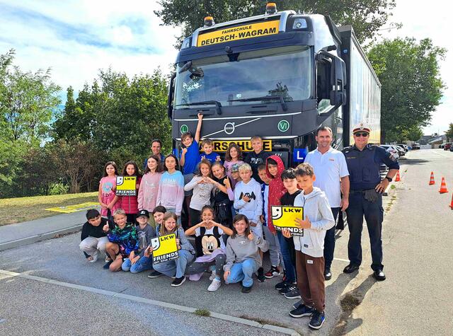 V.l. stehend: Lehrerin Marina Wurzrainer (l.), Roland Zigala (2.v.r.) und Abteilungsinspektor Patrick Tomek (r.) mit Kindern der 4a. | Foto: Elke Winkler