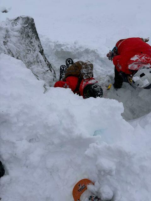 Die Retter mussten sich erst durch den tiefen Schnee kämpfen. | Foto: Bergrettung Neukirchen