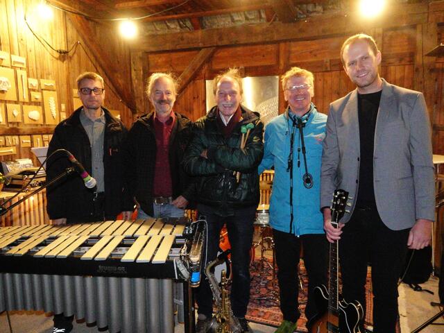 Berndt Luef (Mitte) war mit seinen Jazzmusikern wie vor 26 Jahren wieder im Hirt-Haus-Atelier und begeisterte wie damals.